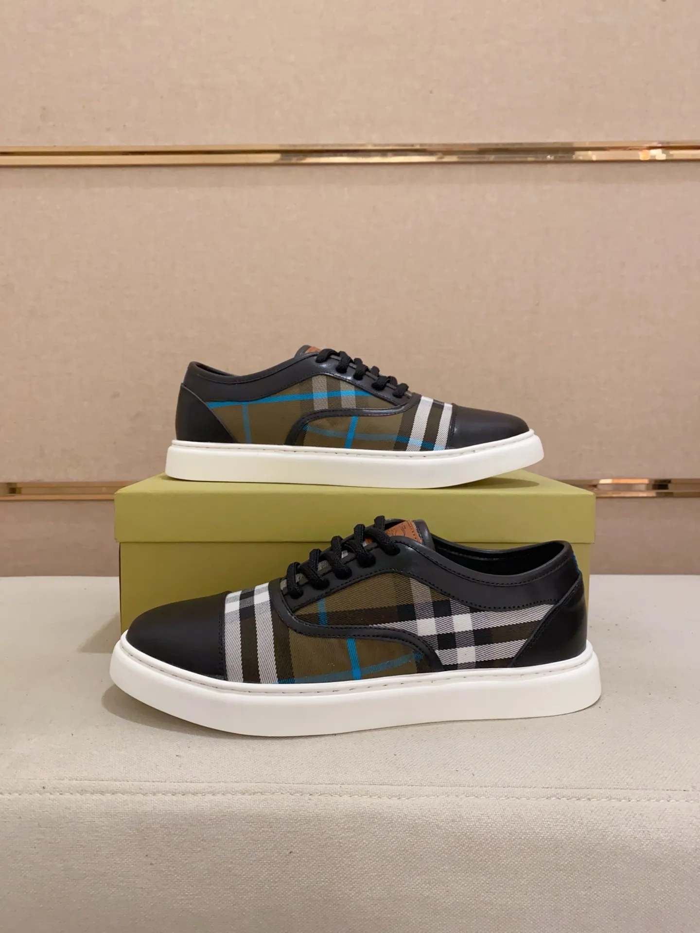 Men's shoes💰: 400💰🇮🇹🇮🇹The counters are synchronized with BURBERRY's top purchasing agents🔍🔍Synchronized sales. Positive code number: 38-44. Italian imported cowhide with official website fabric. Fully imported sheepskin lining, sole: original sole provided by the original factory, exclusive movable molded sole, super comfortable, original factory follow-up goods, 🔍🔍high quality, you can enter and leave the counter at will, welcome to compare (can be customized 45)